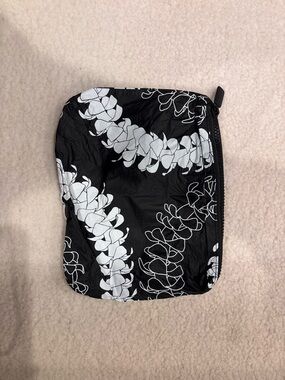 ALOHA Collection Black and White Floral Wristlet Pouch